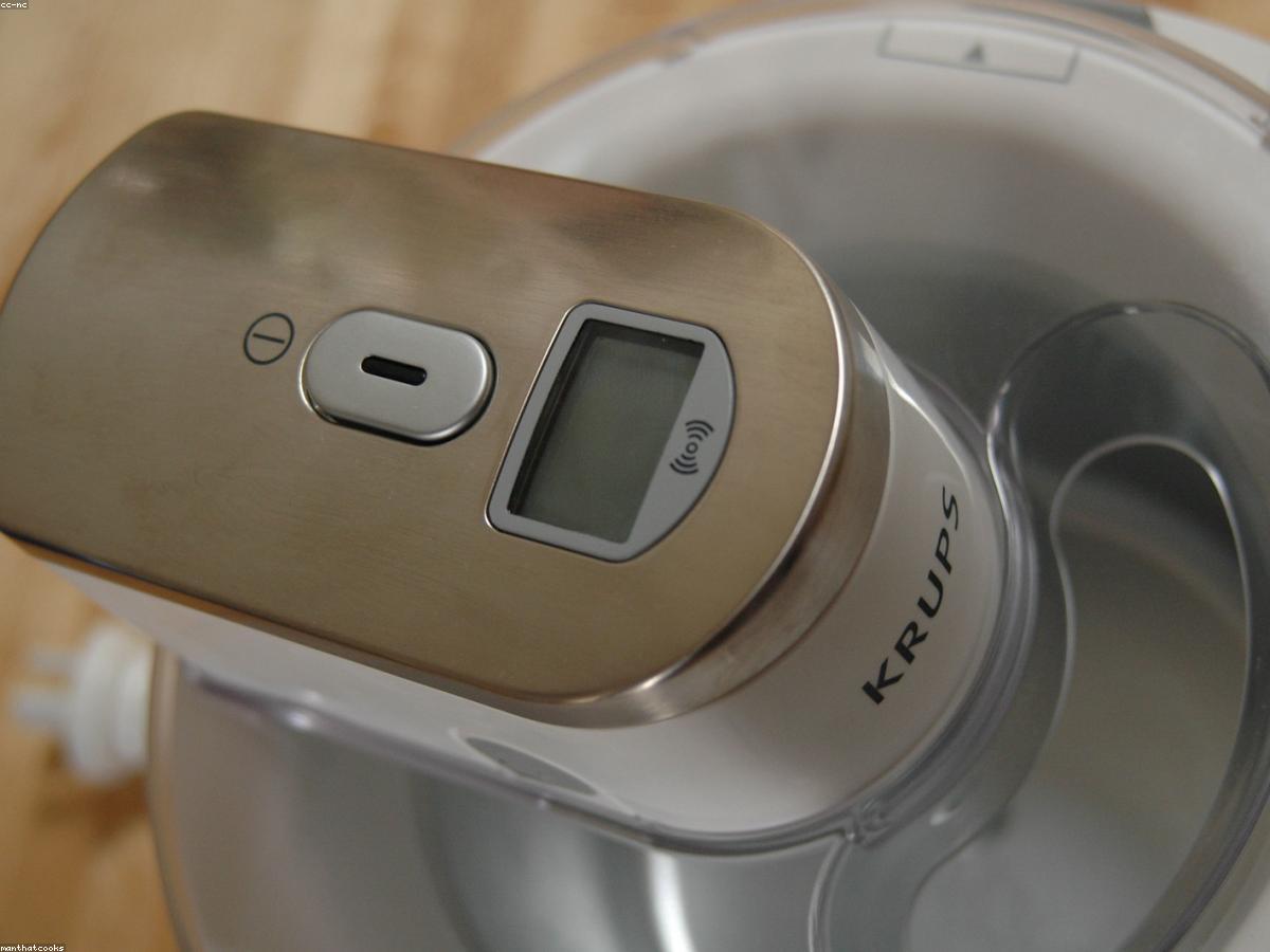 A realistic photo of a ice cream maker in a domestic environment